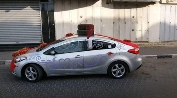 عريس يزين سيارته بالإطارات في جمعة