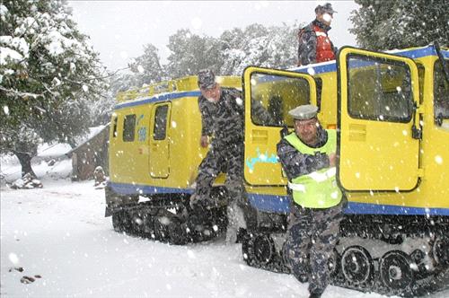 الدفاع المدني يقوم بتأمين (200) معتمر