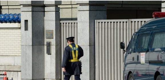 ياباني يحتجز ابنه المعاق في قفص