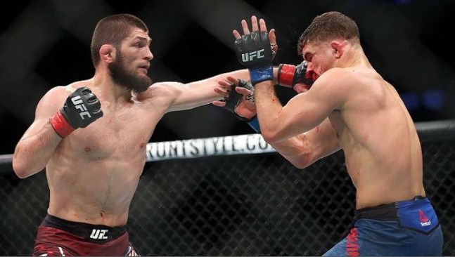 المقاتل الروسي نورمحمدوف يقهر الأمريكي ياكوينتا