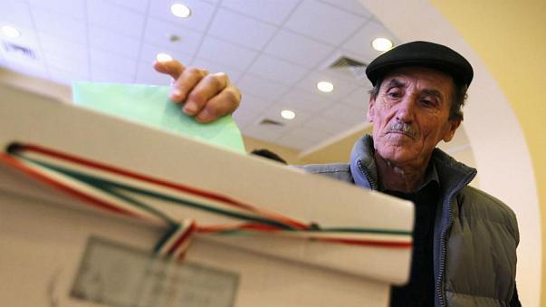 الهنغاريون يدلون باصواتهم في سفاره بلادهم