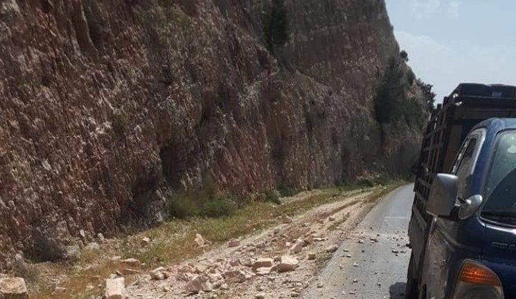 إصابة اثر إنهيار صخري على طريق