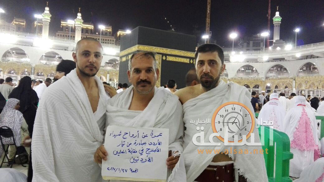 معلمون يؤدون العمرة عن أرواح شهداء