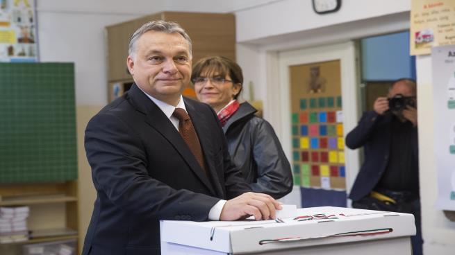 حزب فيدس يفوز بانتخابات هنغاريا واوربان