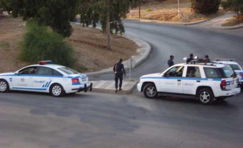 مطلوبان يدهسان رجلي أمن ويصيبان طفلا