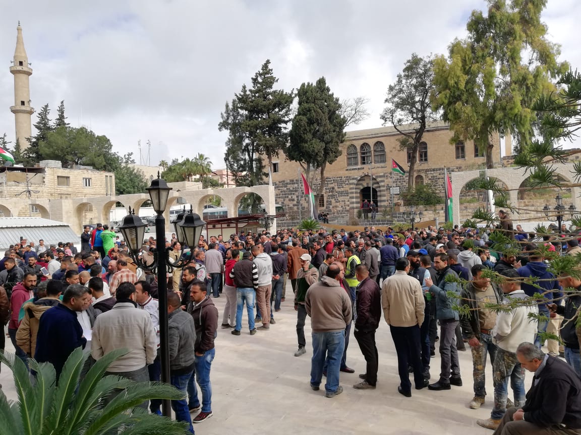 موظفو بلدية إربد يعتصمون للمطالبة بتحسين