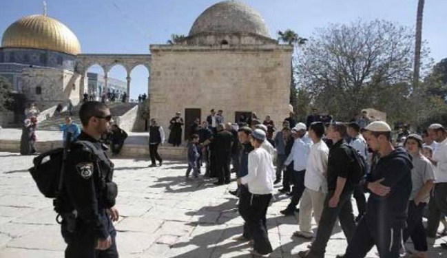 عشرات المستوطنين يقتحمون باحات المجسد الأقصى