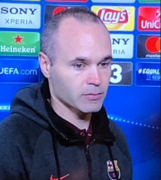 إنييستا أخبر روبيرتو و اومتيتي بخروج