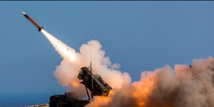 السعودية تعترض صاروخا فوق الرياض