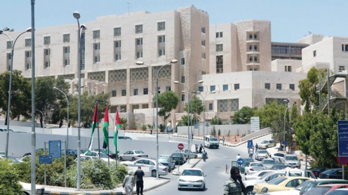 الصحة تكذّب فيديو موظف يسكب مادة