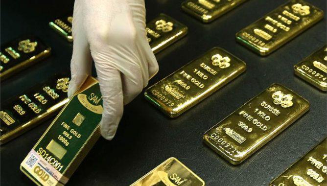 الذهب ينزل من أعلى مستوياته للجلسة