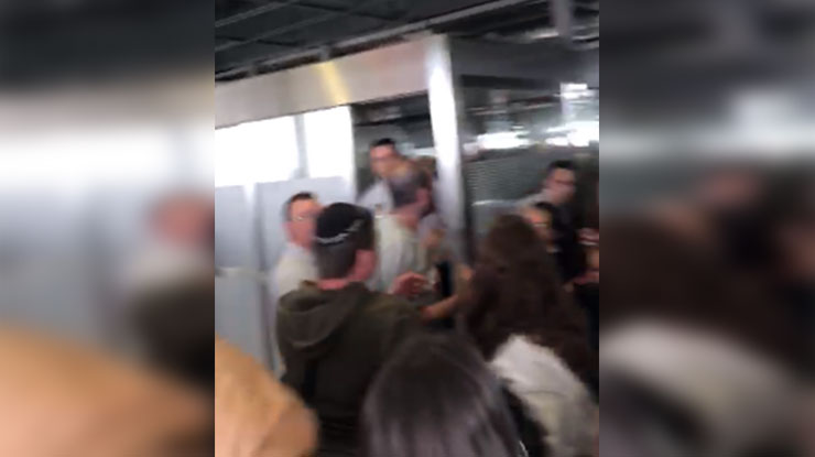 شاهد بلطجة اسرائيلية بمطار تشارل ديغول..