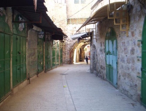 الخليل المحتلة: انتزاع قرار بفتح 15