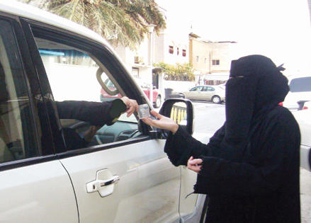 الكويت تبعد متسولة أردنية وابنتها