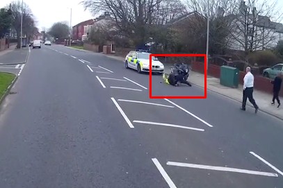 لحظة إنقاذ المارة لشرطي وقع فريسة