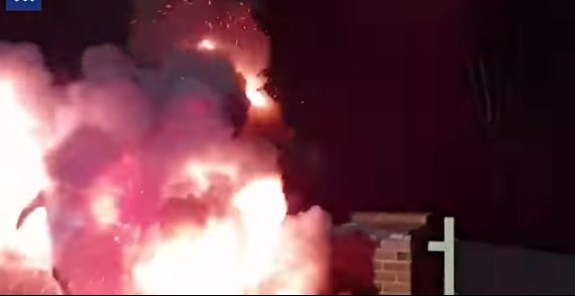 بالفيديو: لحظة اندلاع النيران برجل أثناء