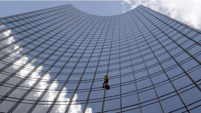 عمره 55 عاما.. «الرجل العنكبوت» يتسلق