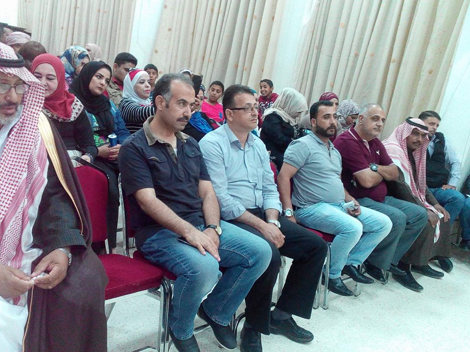 امسيه شعريه باللون النبطي في قاعه