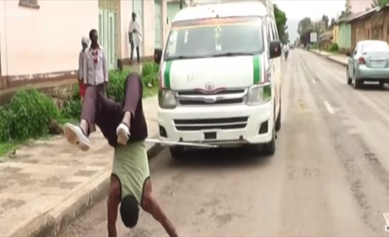 يطمح لدخول غينيس بالمشي على يديه