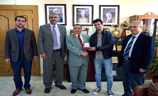 تكريم طالب في «الطفيلة التقنية» لحسن