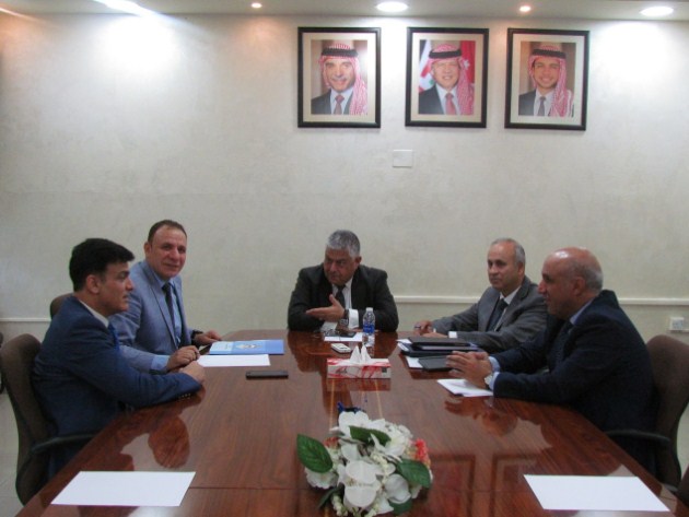 ملحس يوجه الادارة للتسهيل على المواطنين