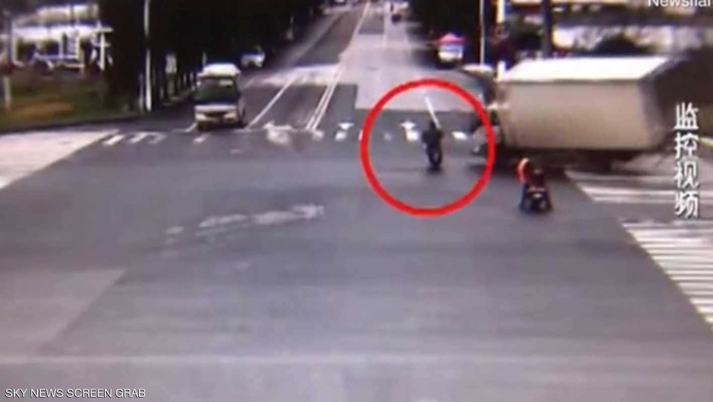 متهور يتسبب بحادث كارثي وينجو بمعجزة