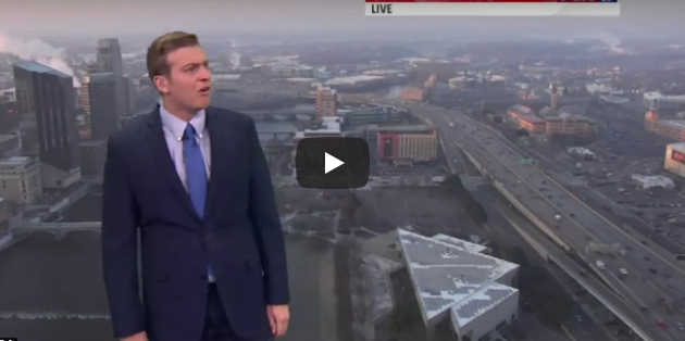 مذيع نشرة جوية يفقد أعصابه على