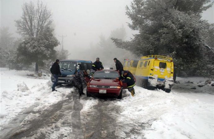 الدفاع المدني يخلي 718 شخصا خلال