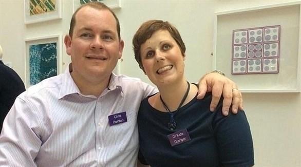 يتلقى الهدايا من زوجته الميتة