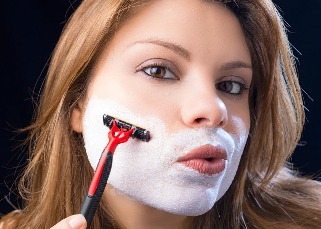 هل أحلق شعر وجهي في الحمل؟