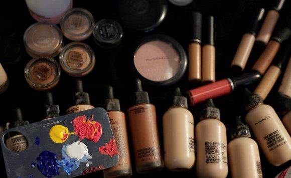 العثور على فضلات بشرية في مكياج