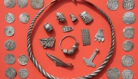 فتى يكتشف كنزا فريدا من القرن