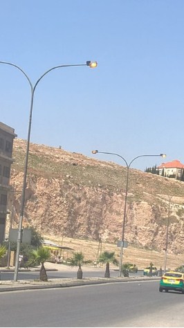 أعمدة مضاءة نهارا في شوارع القويسمة