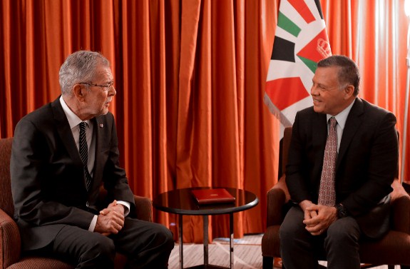 الرئيس النمساوي يصل إلى عمان في