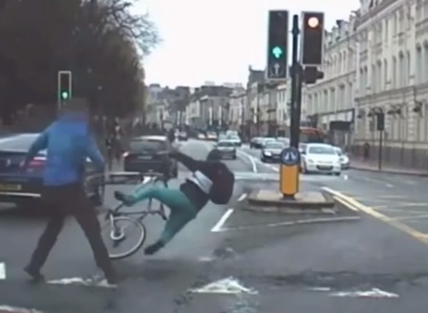 بالفيديو .. . المارة يوقعون بمشتبه