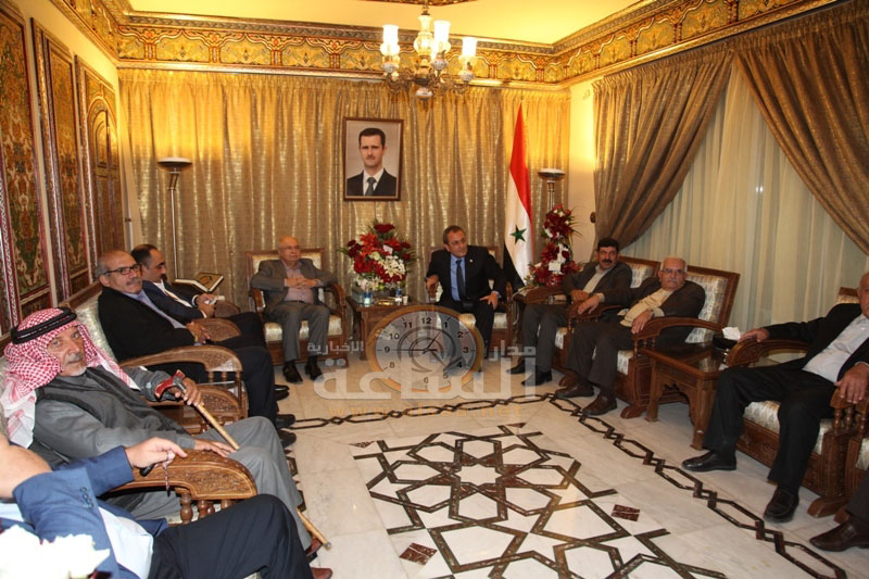 أردنيون يؤمون السفارة السورية مهنئين بعيد