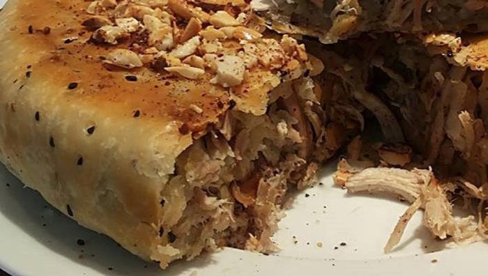 دبلوماسي أمريكي يأكل ’المكمورة‘ في اربد
