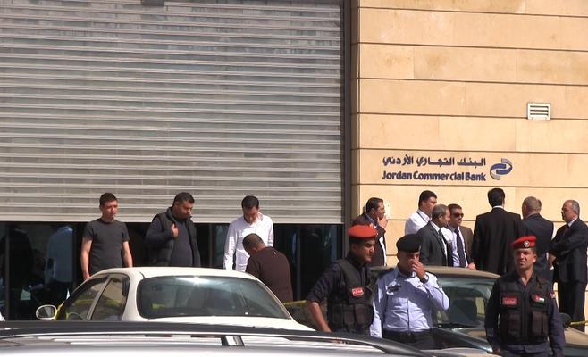 الامن يضبط المبلغ المالي وسلاحا داخل