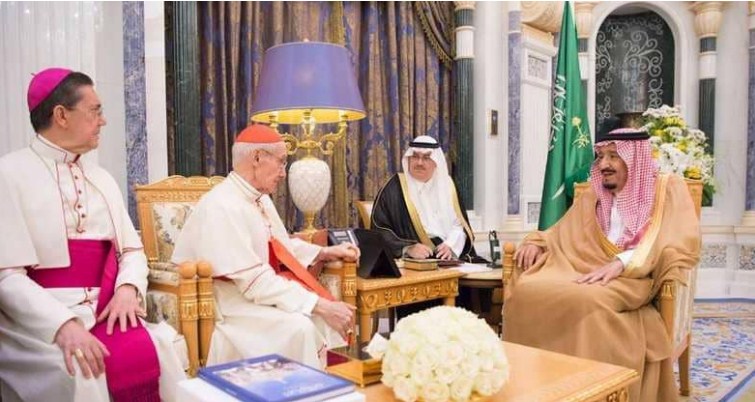 الملك سلمان يستقبل رئيس المجلس البابوي