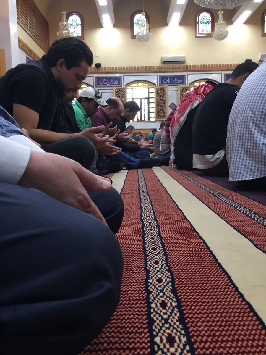 الامير الحسين يشارك المصلين صلاة الجمعة