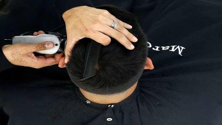 سجن حلاق بريطاني قص شعر طفل