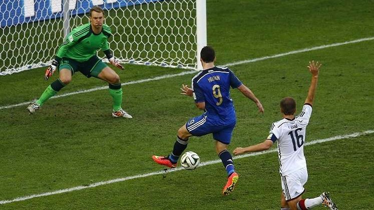 مدرب أرجنتيني شهير يحمل هيغواين مسؤولية