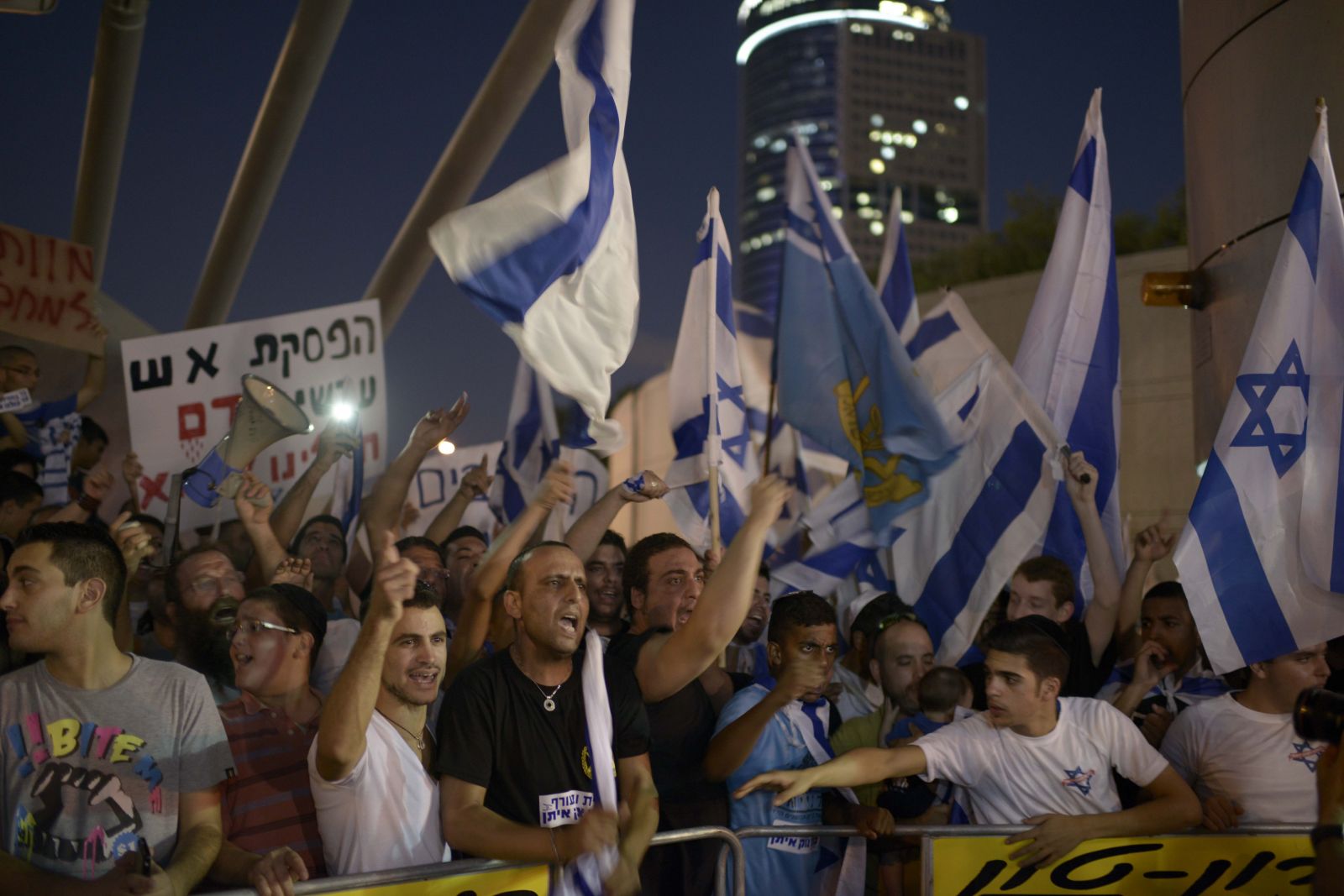 اليهود يحتفلون بالسبعين.. ملاحة جوية ضخمة