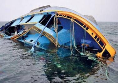 مقتل 17 شخصا جراء انقلاب قاربين