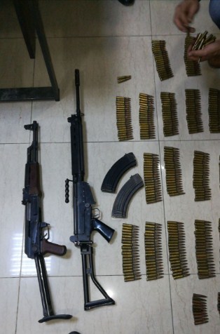 ضبط شخص وسلاحين اوتوماتيكيين (كلاشين ناتو)