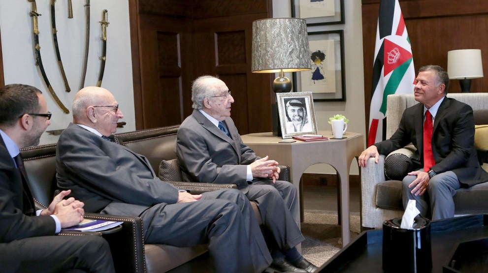 الملك يستقبل وفدا من مركز دراسات