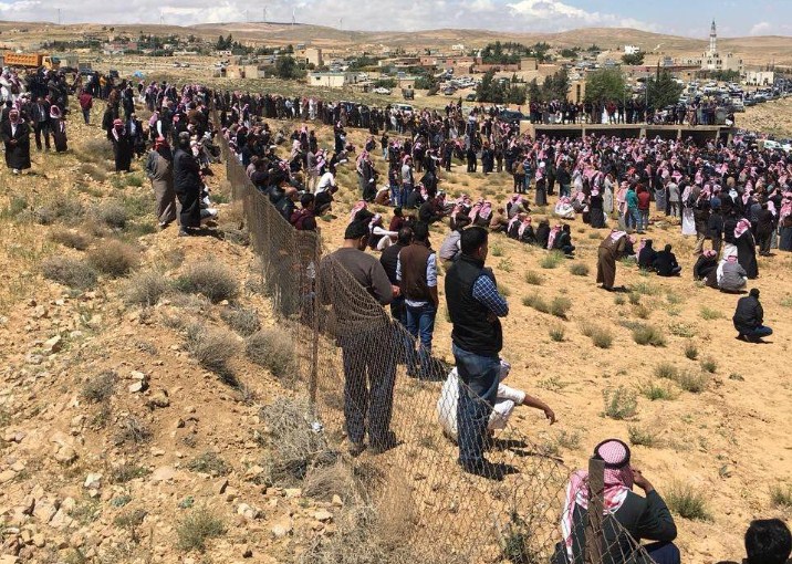 المئات يشيعون جثمان النائب العمامرة وأفراد