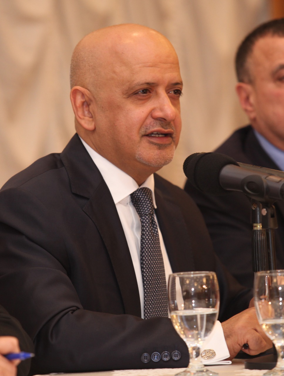 الحاج توفيق يعتذر لزوجته