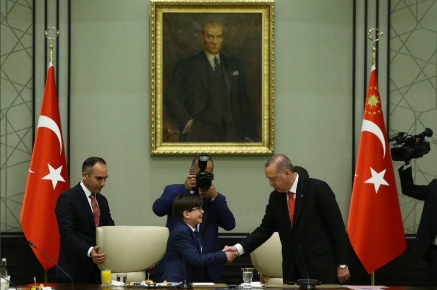 أردوغان يتنحى عن منصبه رمزيا لصالح