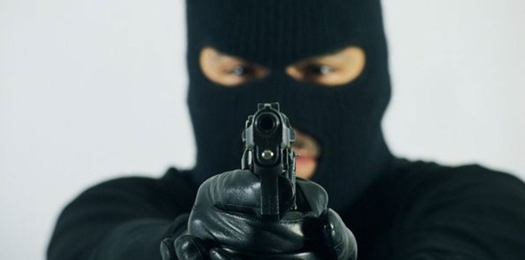 القبض على «مخمور» هدد العاملين بمحل